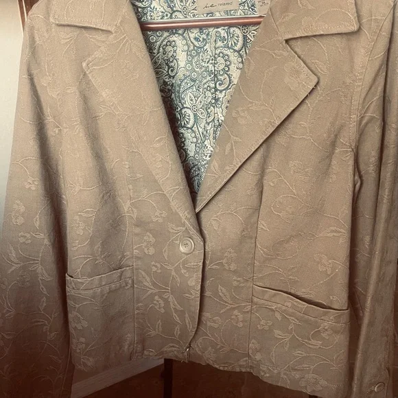 Women's  Beautiful Tan Jacket - Picture 3 of 6